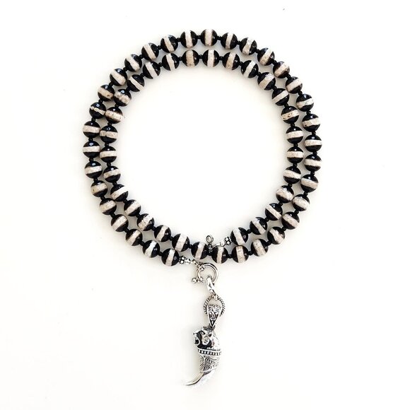 STRIPED TIBETAN AGATE NECKLACE W/ 925 SILVER TIGER CLAW PENDANT--24" - Picture 4 of 4